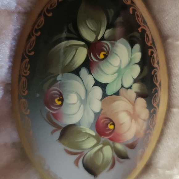 Vintage Russian Hand Painted Lacquerware Roses Brooch Pin - Picture 3 of 6